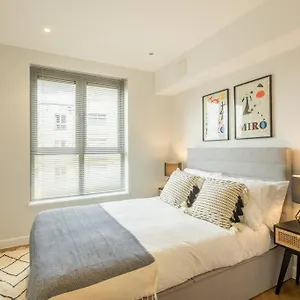 Executive 2br Next To Station + Parking Holiday home
